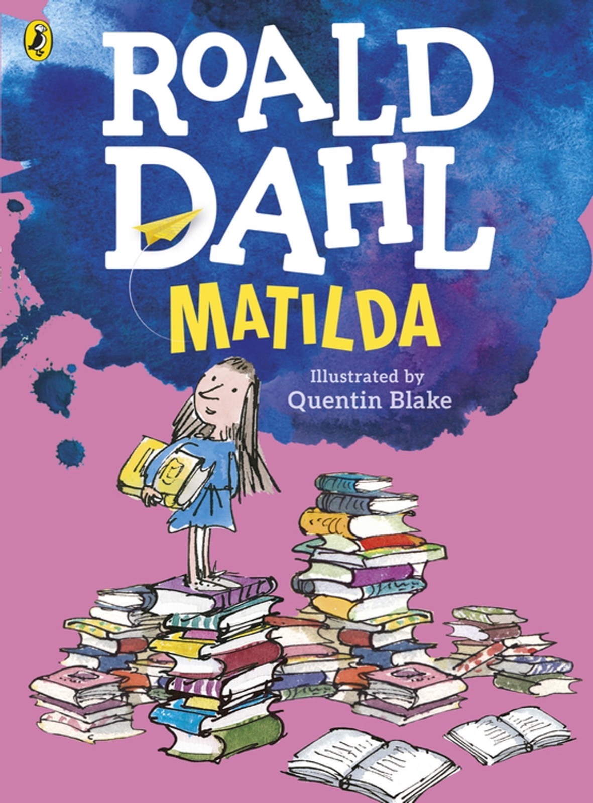 Roald Dahl《瑪蒂達》童書封面，女孩站在書堆上