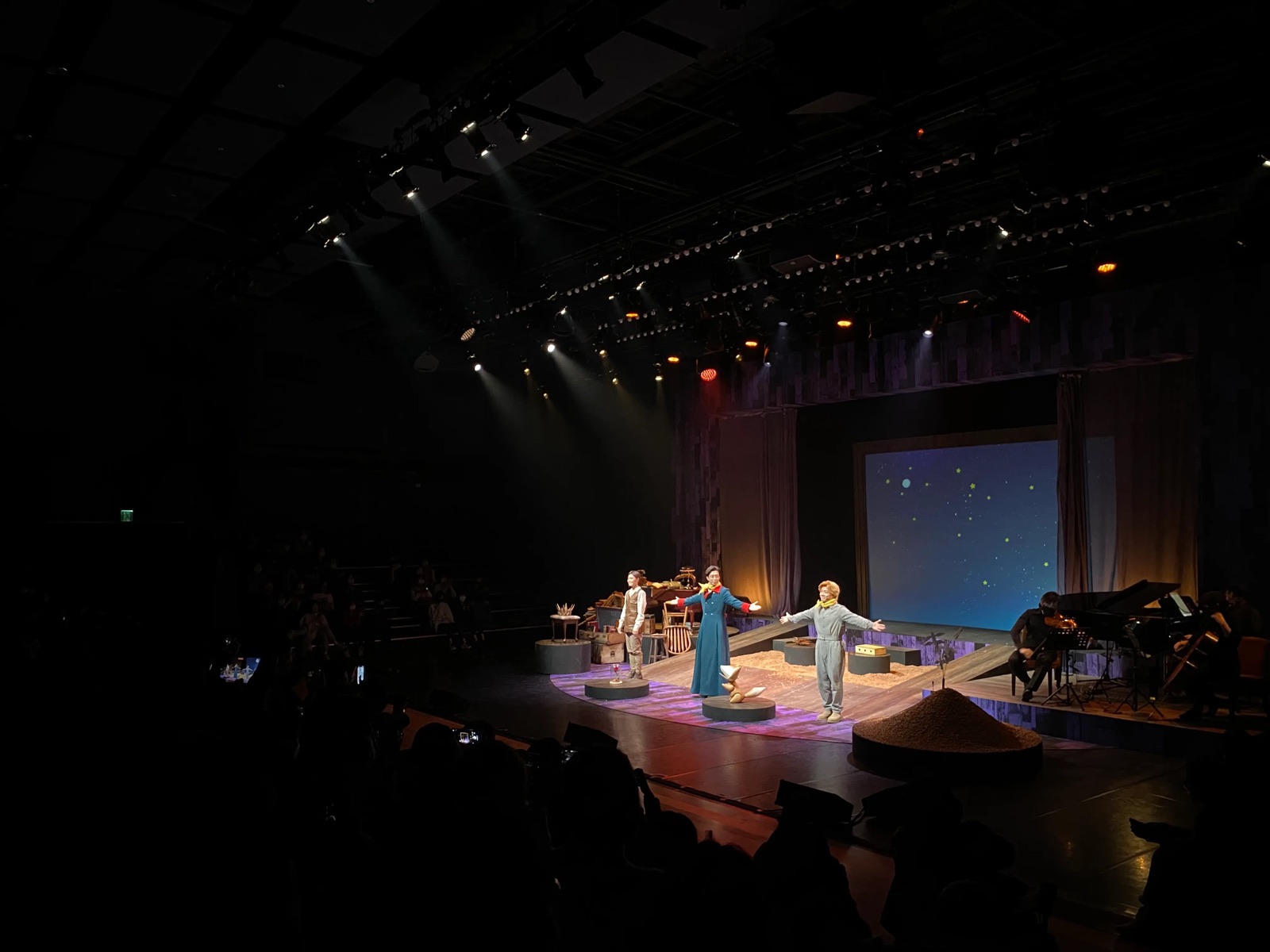 CMusical《小王子》謝幕，演員在星空布景前張開雙臂